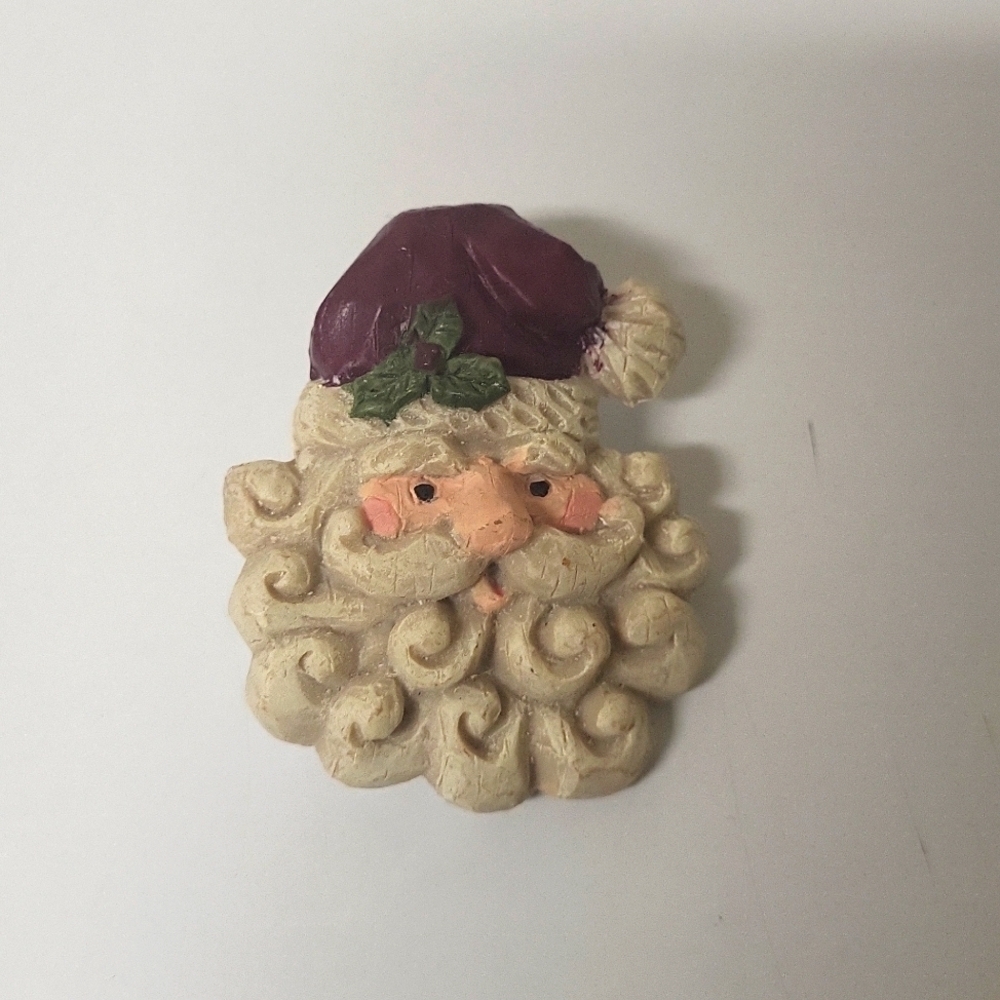 Vintahge Old Fashioned Santa Claus Polymer /Resin faux Hand Carved Woodlike Pin